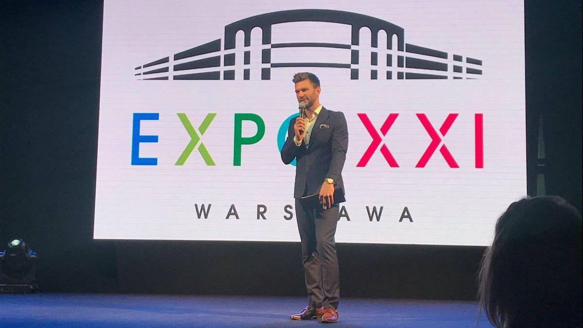 Konferansjer na targi Mariusz Rusin podczas moderacji części konferencyjnej w EXPO XXI Warszawa