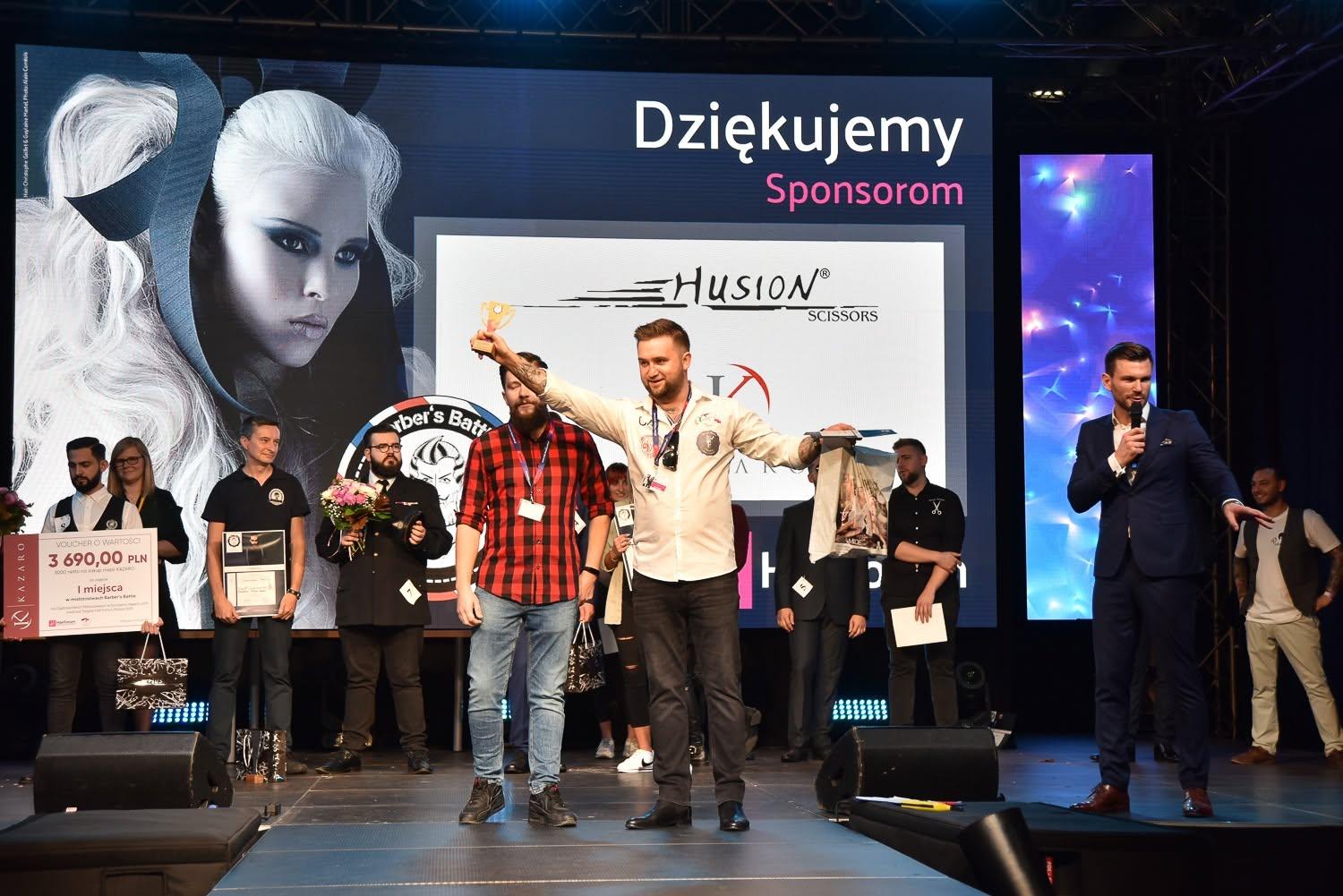 Prowadzenie mistrzostw fryzjerskich na scenie targowej – konferansjer na targi Mariusz Rusin podczas Beauty Forum Hair