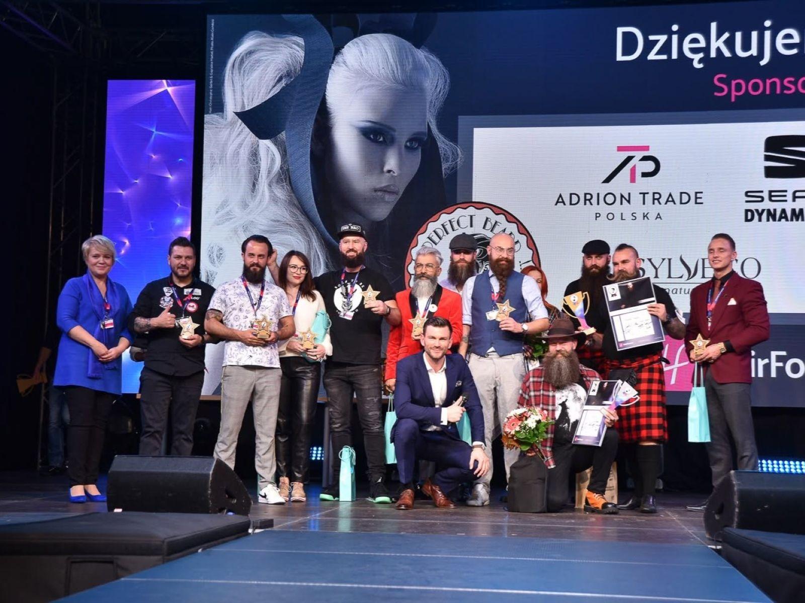Konferansjer na targi Mariusz Rusin podczas ceremonii wręczenia nagród i finału mistrzostw Beauty Forum Hair