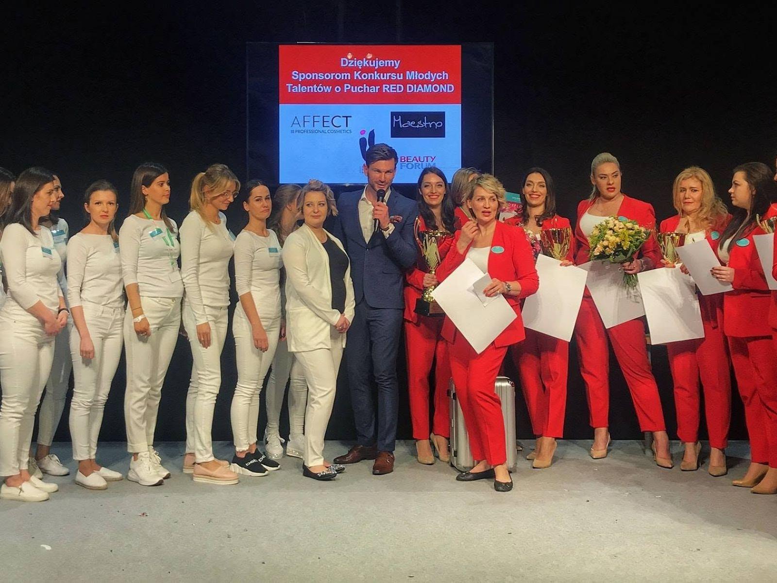 Konferansjer na targi Mariusz Rusin na scenie głównej targów kosmetycznych Beauty Forum