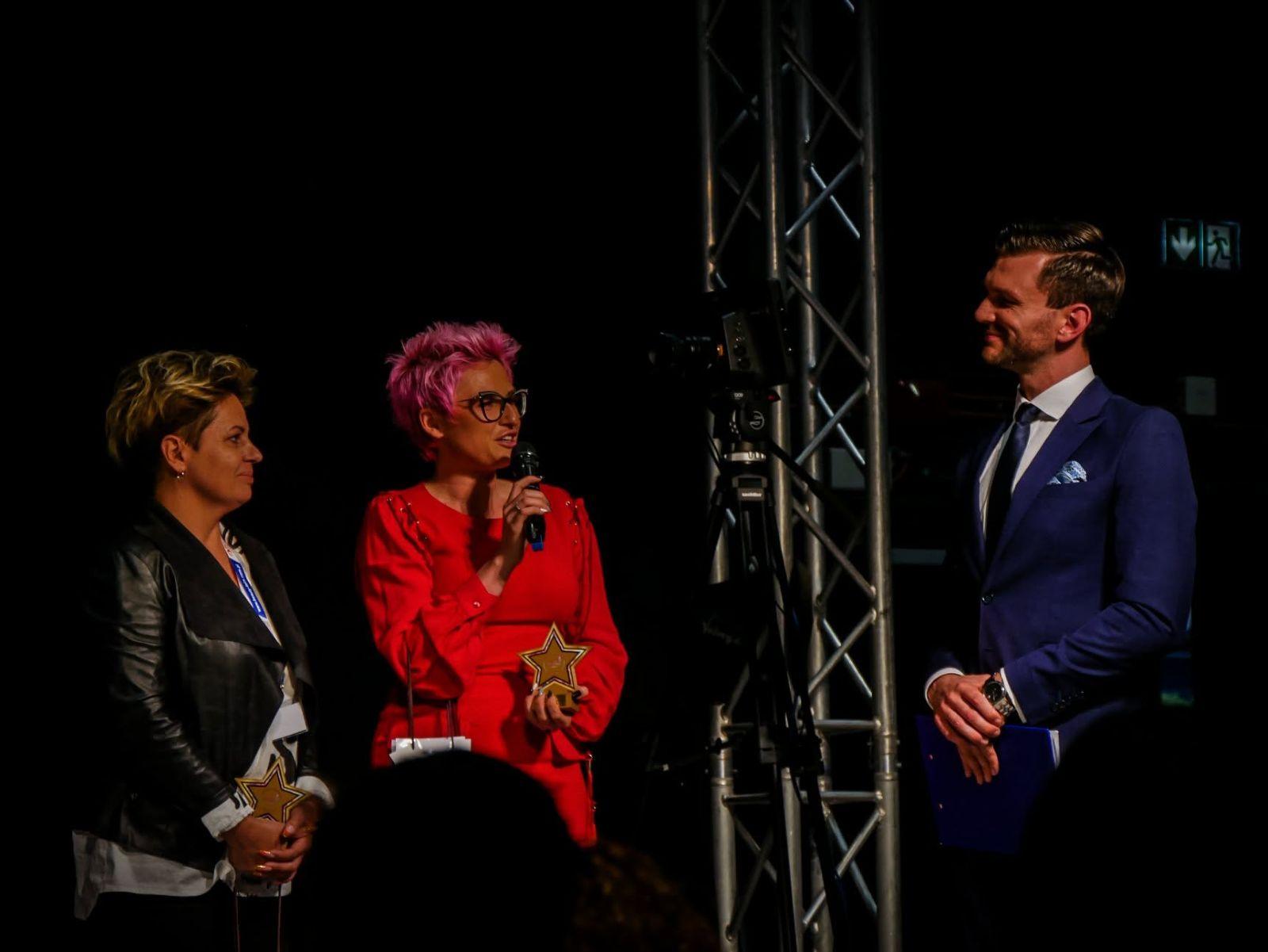 Prowadzenie wywiadów z ekspertami i prelekcji branżowych – konferansjer na targi Mariusz Rusin na scenie Beauty Forum