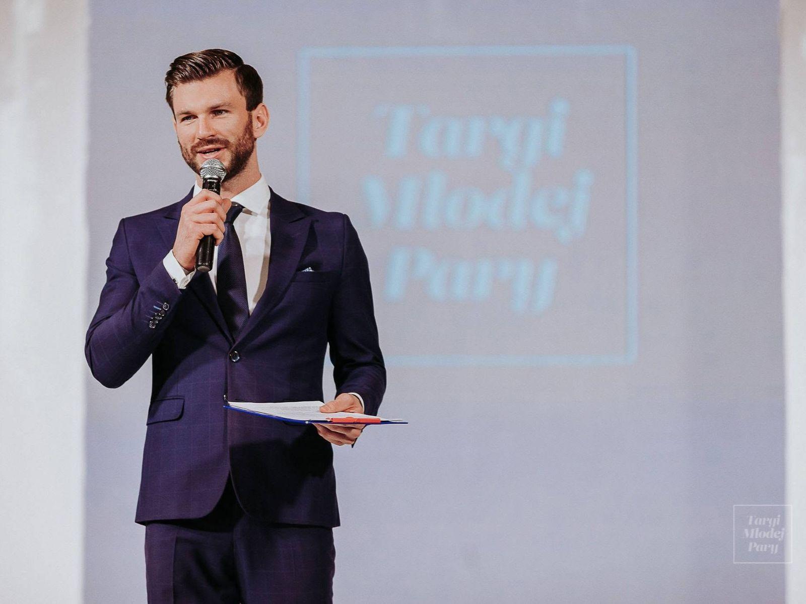 Prowadzenie konkursów dla narzeczonych i interakcja z publicznością – konferansjer na targi Mariusz Rusin na scenie Targów Młodej Pary
