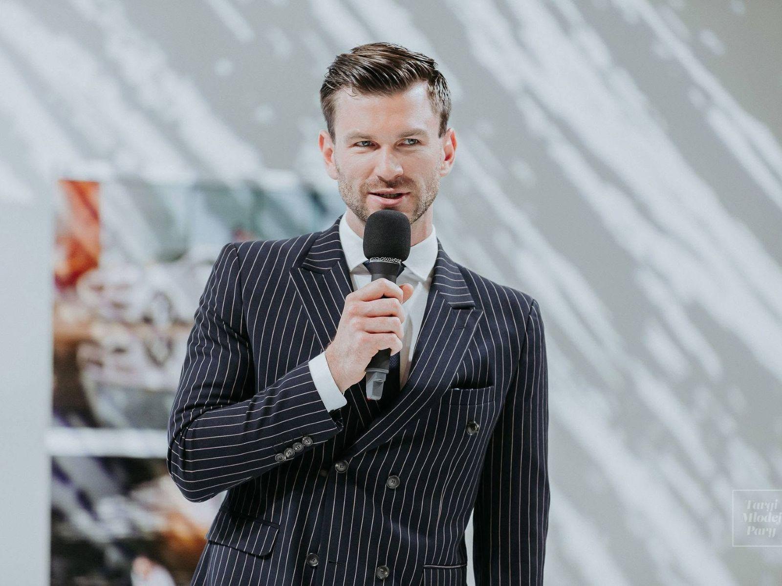 Konferansjer na targi Mariusz Rusin na scenie głównej Targów Młodej Pary – wydarzenie ślubne