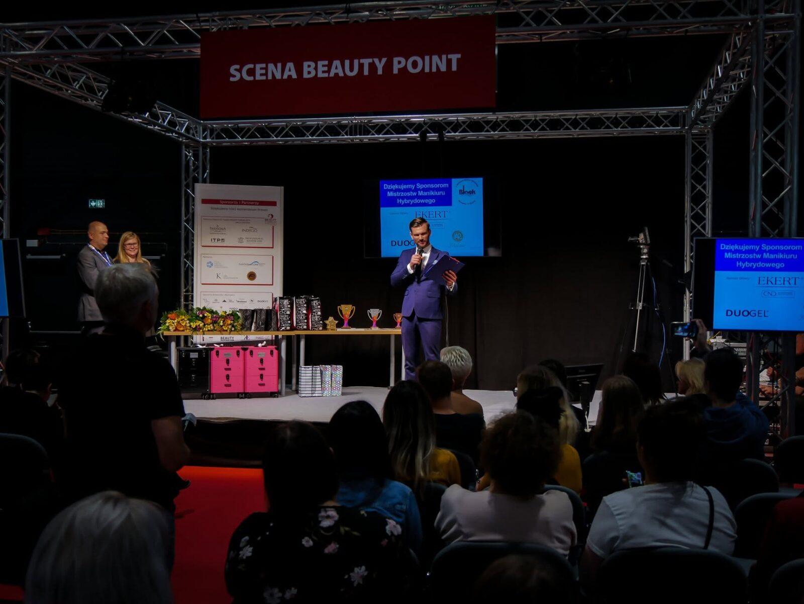 Prowadzący targi kosmetyczne Mariusz Rusin – profesjonalny konferansjer na targi podczas wydarzenia Beauty Forum